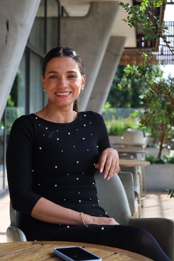 Diana Alderete en sesión con mujeres