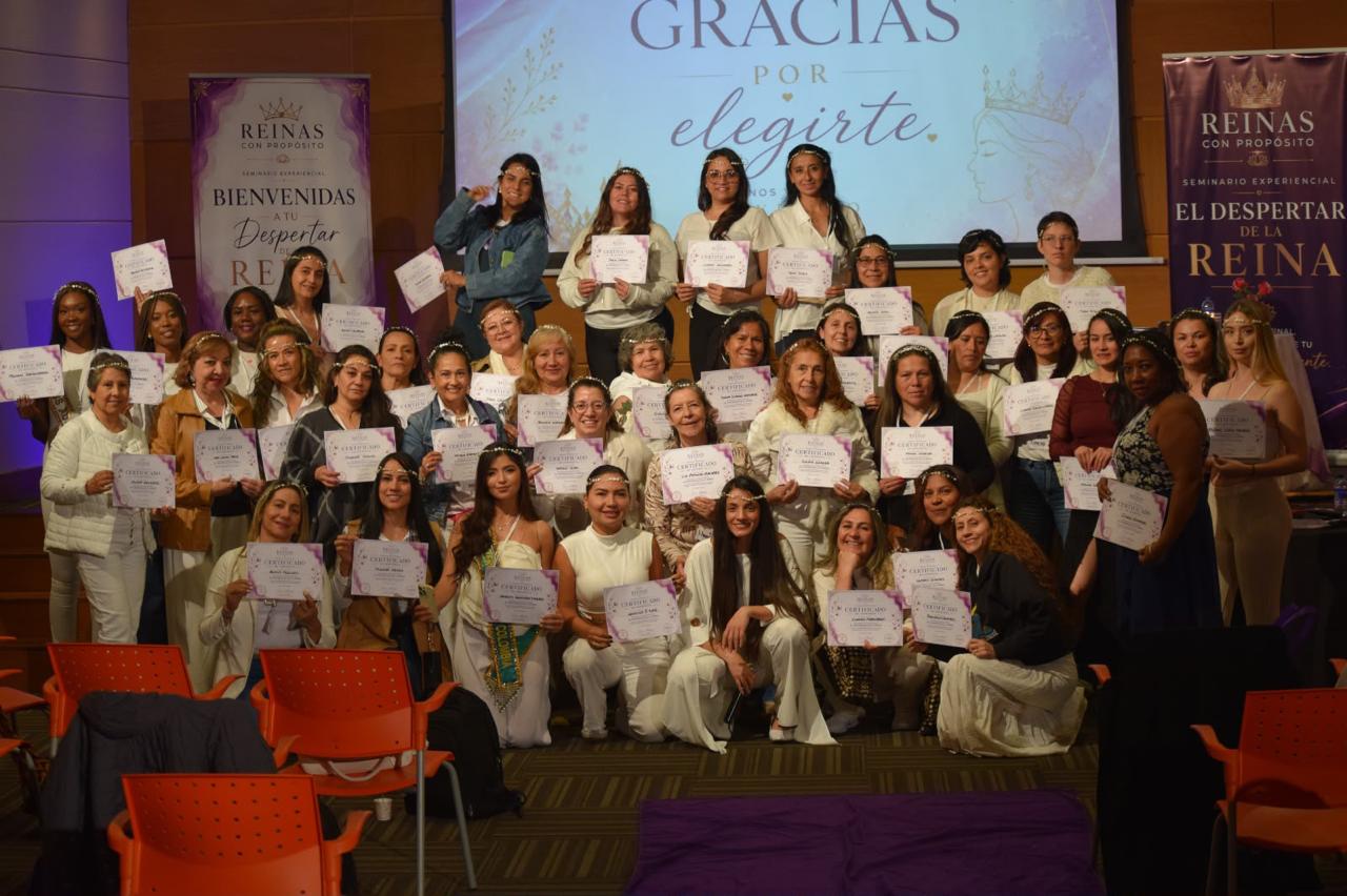 Mujeres con su Certificado de Coronación al cierre del seminario en Bogotá