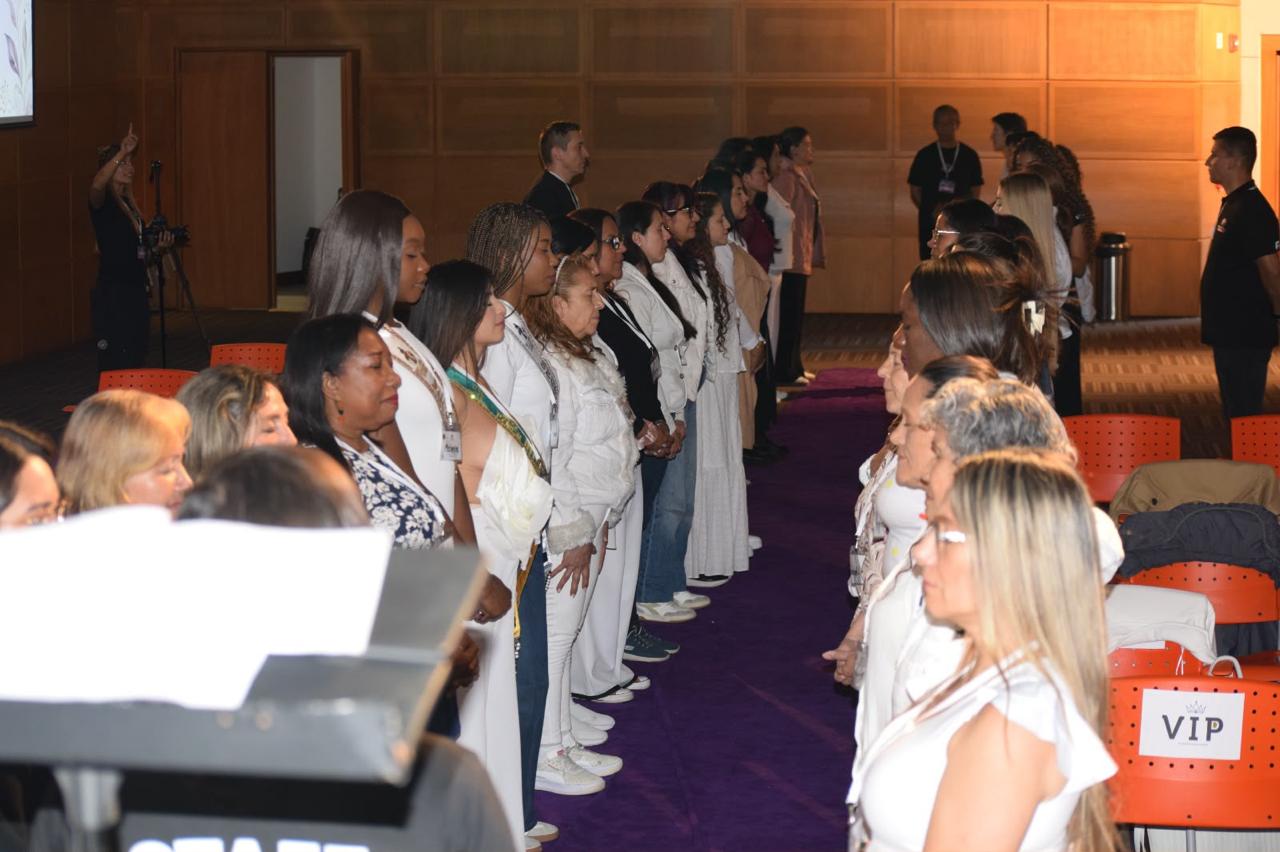 Participantes de pie en círculo durante una dinámica del seminario