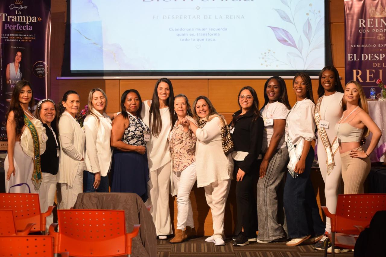 Diana Alderete junto a las asistentes del seminario en Bogotá