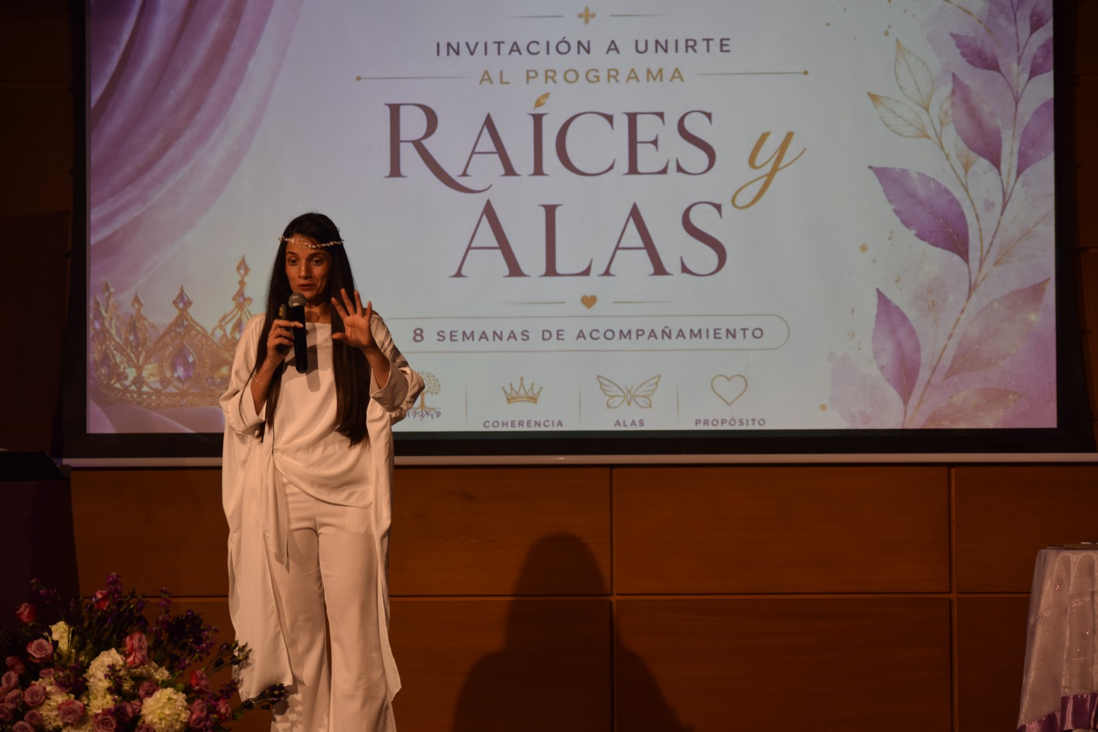 Diana Alderete presentando el programa Raíces y Alas